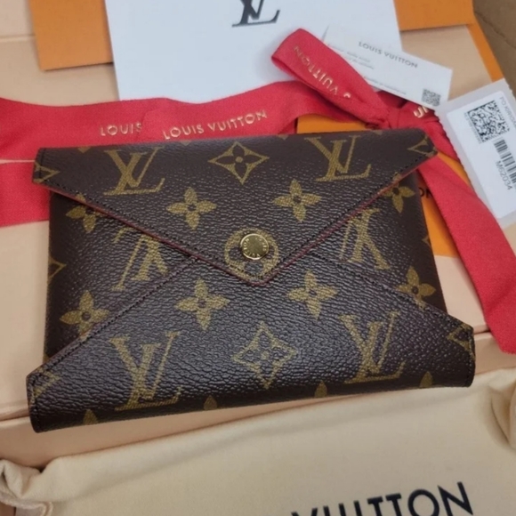 Authentic, NEW Louis Vuitton |Size Medium Pouch| Kirigami Pochette 2021| - Picture 2 of 6